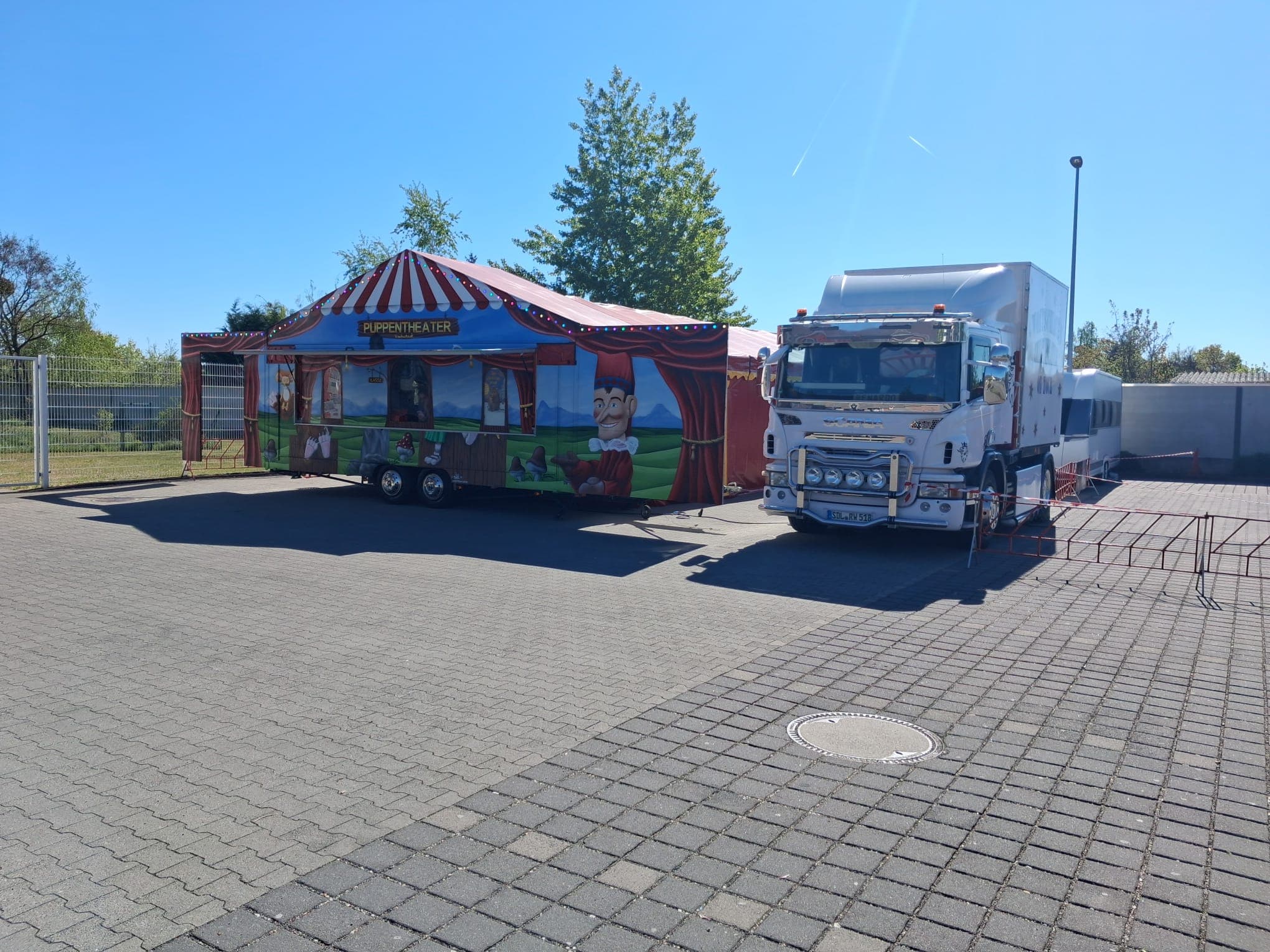 Theaterzelt und LKW aufgebaut auf dem Festplatz