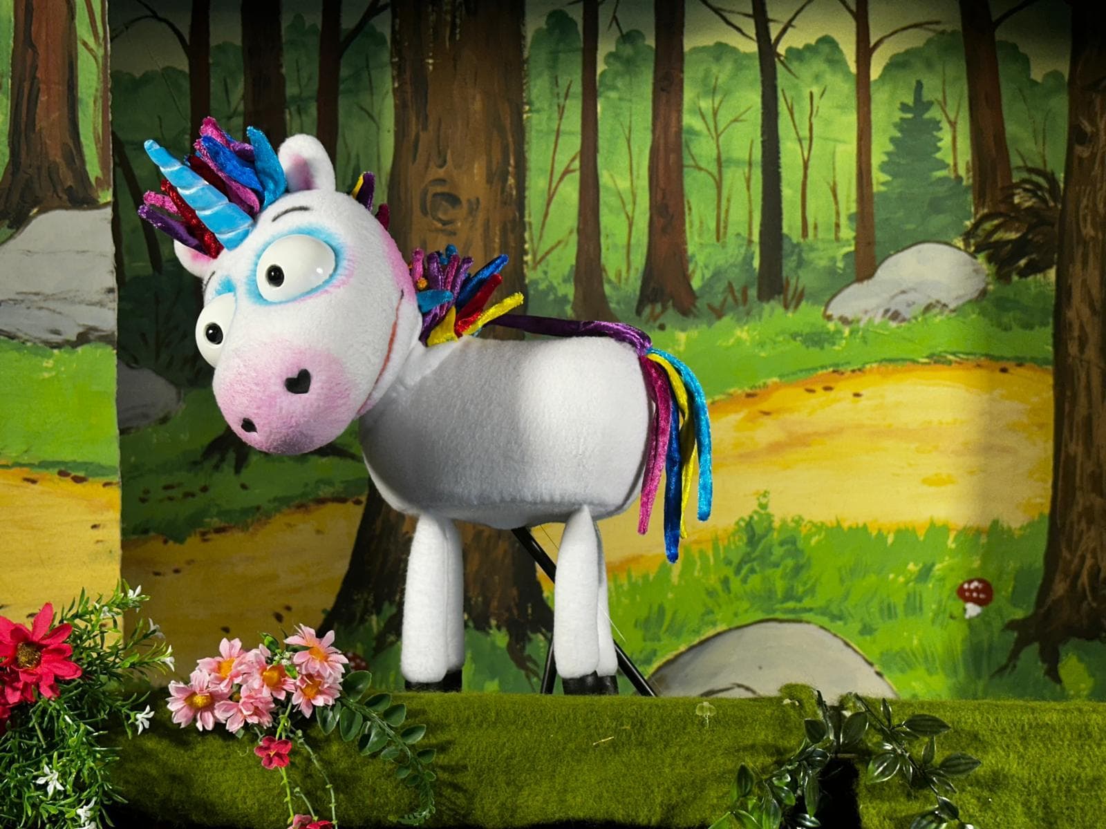 Das Neinhorn, ein weißes Einhorn mit Regenbogenmähne im Zauberwald
